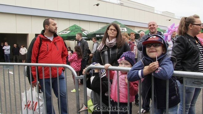 Pokaz mody na otwarciu Hali Targowej Kurpiowskiego Centrum Handlowo-Usługowego w Ostrołęce [26.09.2015] - zdjęcie #126 - eOstroleka.pl