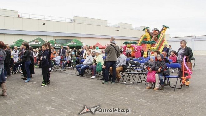 Pokaz mody na otwarciu Hali Targowej Kurpiowskiego Centrum Handlowo-Usługowego w Ostrołęce [26.09.2015] - zdjęcie #121 - eOstroleka.pl