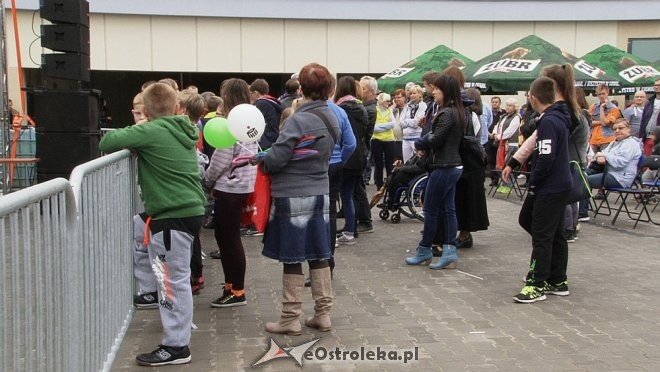 Pokaz mody na otwarciu Hali Targowej Kurpiowskiego Centrum Handlowo-Usługowego w Ostrołęce [26.09.2015] - zdjęcie #120 - eOstroleka.pl