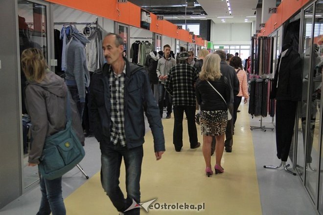 Pokaz mody na otwarciu Hali Targowej Kurpiowskiego Centrum Handlowo-Usługowego w Ostrołęce [26.09.2015] - zdjęcie #106 - eOstroleka.pl