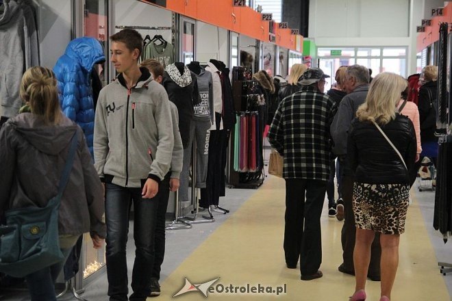 Pokaz mody na otwarciu Hali Targowej Kurpiowskiego Centrum Handlowo-Usługowego w Ostrołęce [26.09.2015] - zdjęcie #105 - eOstroleka.pl
