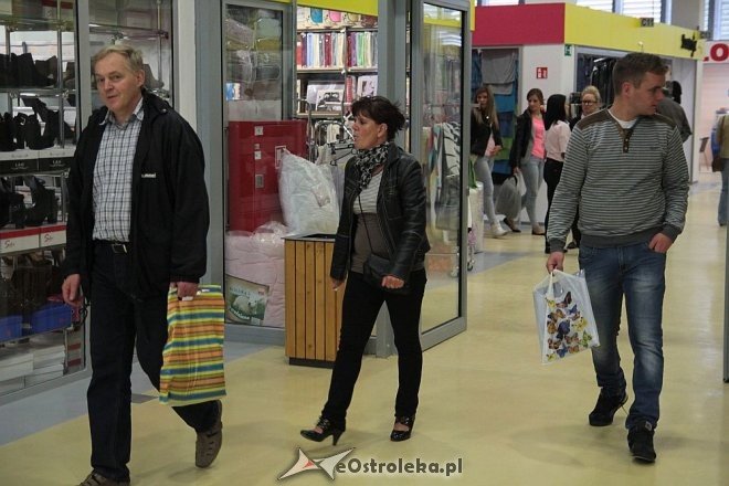 Pokaz mody na otwarciu Hali Targowej Kurpiowskiego Centrum Handlowo-Usługowego w Ostrołęce [26.09.2015] - zdjęcie #103 - eOstroleka.pl