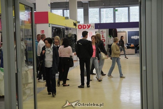 Pokaz mody na otwarciu Hali Targowej Kurpiowskiego Centrum Handlowo-Usługowego w Ostrołęce [26.09.2015] - zdjęcie #102 - eOstroleka.pl