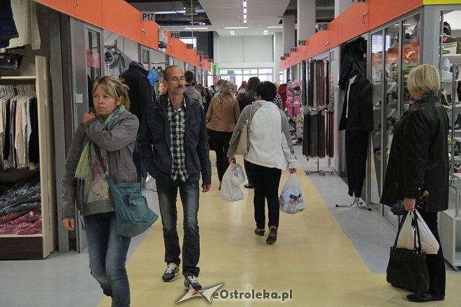 Pokaz mody na otwarciu Hali Targowej Kurpiowskiego Centrum Handlowo-Usługowego w Ostrołęce [26.09.2015] - zdjęcie #101 - eOstroleka.pl