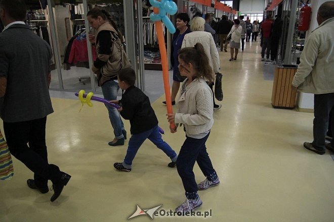 Pokaz mody na otwarciu Hali Targowej Kurpiowskiego Centrum Handlowo-Usługowego w Ostrołęce [26.09.2015] - zdjęcie #97 - eOstroleka.pl