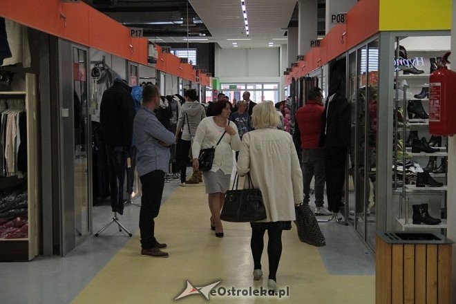Pokaz mody na otwarciu Hali Targowej Kurpiowskiego Centrum Handlowo-Usługowego w Ostrołęce [26.09.2015] - zdjęcie #50 - eOstroleka.pl