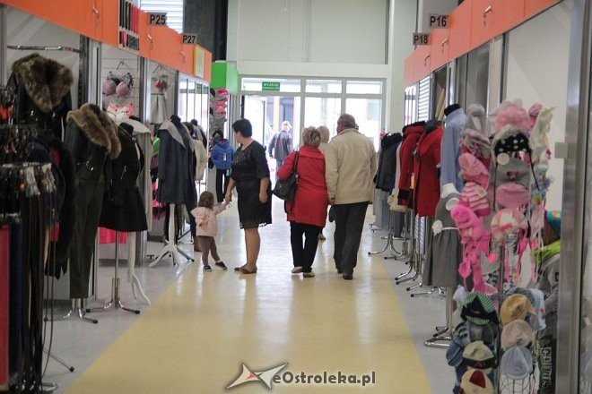 Pokaz mody na otwarciu Hali Targowej Kurpiowskiego Centrum Handlowo-Usługowego w Ostrołęce [26.09.2015] - zdjęcie #92 - eOstroleka.pl