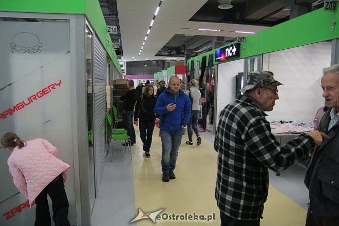 Pokaz mody na otwarciu Hali Targowej Kurpiowskiego Centrum Handlowo-Usługowego w Ostrołęce [26.09.2015] - zdjęcie #56 - eOstroleka.pl