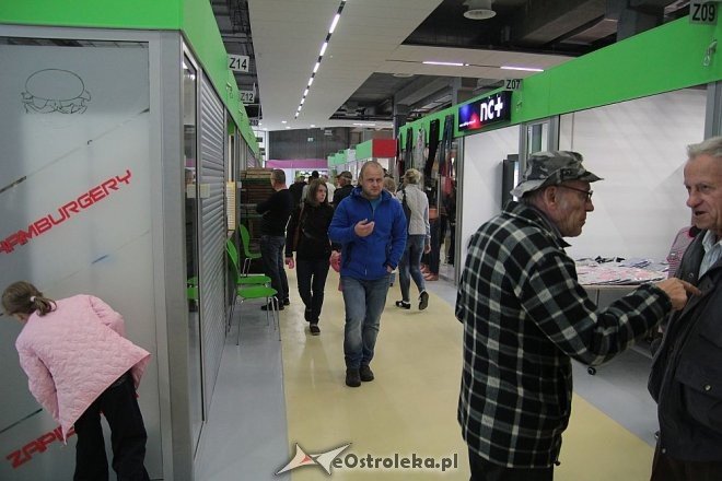 Pokaz mody na otwarciu Hali Targowej Kurpiowskiego Centrum Handlowo-Usługowego w Ostrołęce [26.09.2015] - zdjęcie #90 - eOstroleka.pl