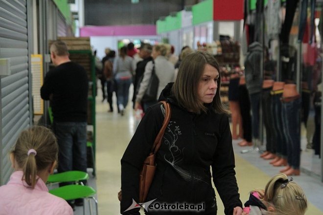 Pokaz mody na otwarciu Hali Targowej Kurpiowskiego Centrum Handlowo-Usługowego w Ostrołęce [26.09.2015] - zdjęcie #89 - eOstroleka.pl