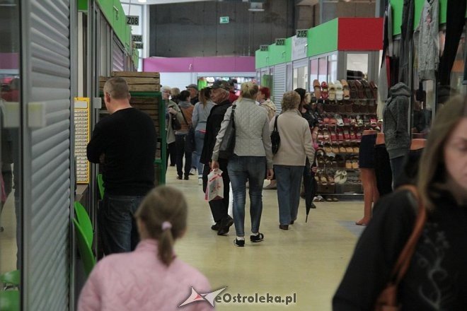 Pokaz mody na otwarciu Hali Targowej Kurpiowskiego Centrum Handlowo-Usługowego w Ostrołęce [26.09.2015] - zdjęcie #88 - eOstroleka.pl