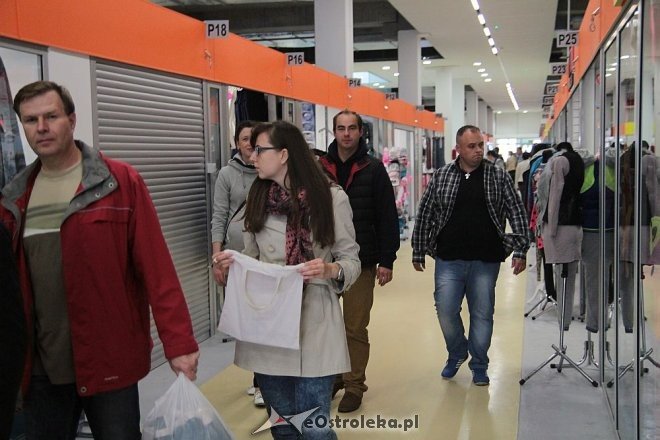 Pokaz mody na otwarciu Hali Targowej Kurpiowskiego Centrum Handlowo-Usługowego w Ostrołęce [26.09.2015] - zdjęcie #86 - eOstroleka.pl