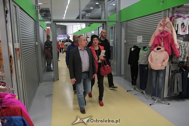 Pokaz mody na otwarciu Hali Targowej Kurpiowskiego Centrum Handlowo-Usługowego w Ostrołęce [26.09.2015] - zdjęcie #84 - eOstroleka.pl