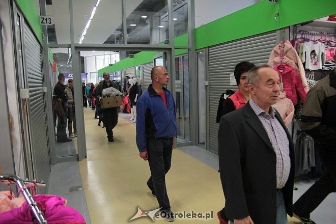 Pokaz mody na otwarciu Hali Targowej Kurpiowskiego Centrum Handlowo-Usługowego w Ostrołęce [26.09.2015] - zdjęcie #83 - eOstroleka.pl