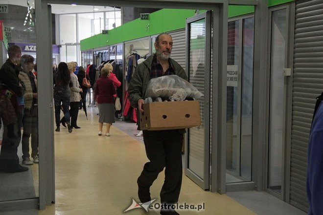Pokaz mody na otwarciu Hali Targowej Kurpiowskiego Centrum Handlowo-Usługowego w Ostrołęce [26.09.2015] - zdjęcie #82 - eOstroleka.pl