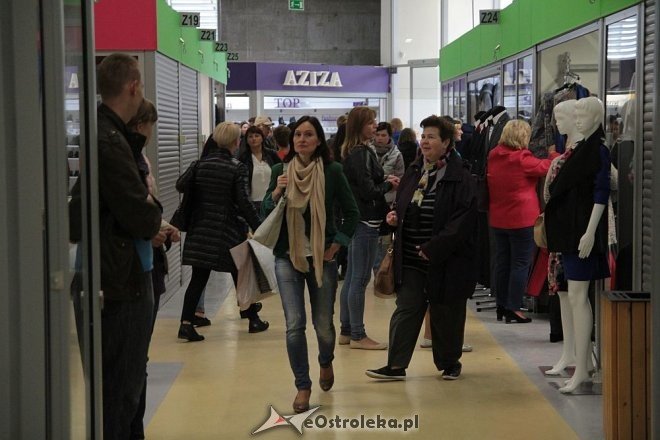 Pokaz mody na otwarciu Hali Targowej Kurpiowskiego Centrum Handlowo-Usługowego w Ostrołęce [26.09.2015] - zdjęcie #81 - eOstroleka.pl