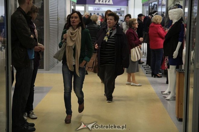 Pokaz mody na otwarciu Hali Targowej Kurpiowskiego Centrum Handlowo-Usługowego w Ostrołęce [26.09.2015] - zdjęcie #80 - eOstroleka.pl