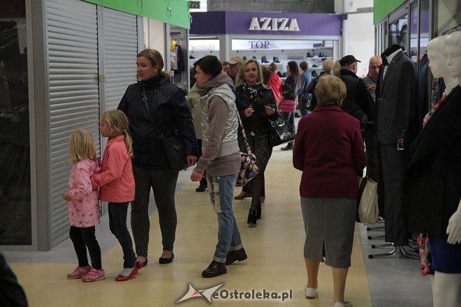 Pokaz mody na otwarciu Hali Targowej Kurpiowskiego Centrum Handlowo-Usługowego w Ostrołęce [26.09.2015] - zdjęcie #79 - eOstroleka.pl