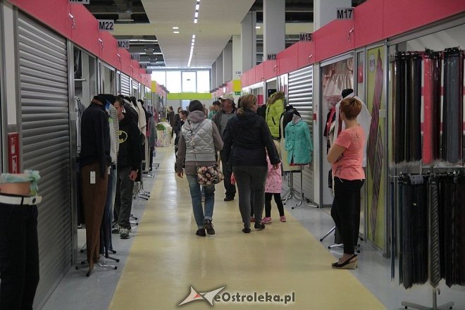 Pokaz mody na otwarciu Hali Targowej Kurpiowskiego Centrum Handlowo-Usługowego w Ostrołęce [26.09.2015] - zdjęcie #77 - eOstroleka.pl