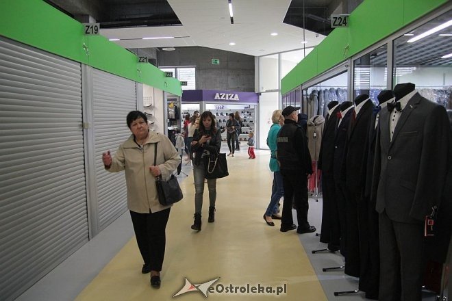 Pokaz mody na otwarciu Hali Targowej Kurpiowskiego Centrum Handlowo-Usługowego w Ostrołęce [26.09.2015] - zdjęcie #76 - eOstroleka.pl