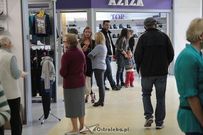 Pokaz mody na otwarciu Hali Targowej Kurpiowskiego Centrum Handlowo-Usługowego w Ostrołęce [26.09.2015] - zdjęcie #73 - eOstroleka.pl