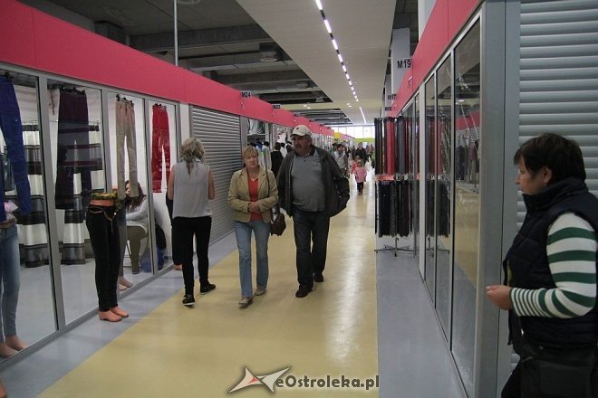 Pokaz mody na otwarciu Hali Targowej Kurpiowskiego Centrum Handlowo-Usługowego w Ostrołęce [26.09.2015] - zdjęcie #72 - eOstroleka.pl