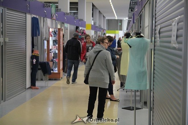 Pokaz mody na otwarciu Hali Targowej Kurpiowskiego Centrum Handlowo-Usługowego w Ostrołęce [26.09.2015] - zdjęcie #70 - eOstroleka.pl
