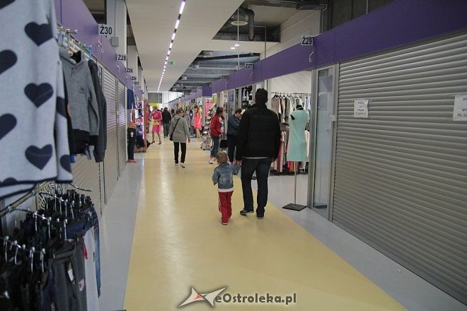 Pokaz mody na otwarciu Hali Targowej Kurpiowskiego Centrum Handlowo-Usługowego w Ostrołęce [26.09.2015] - zdjęcie #69 - eOstroleka.pl