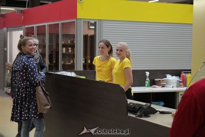 Pokaz mody na otwarciu Hali Targowej Kurpiowskiego Centrum Handlowo-Usługowego w Ostrołęce [26.09.2015] - zdjęcie #67 - eOstroleka.pl