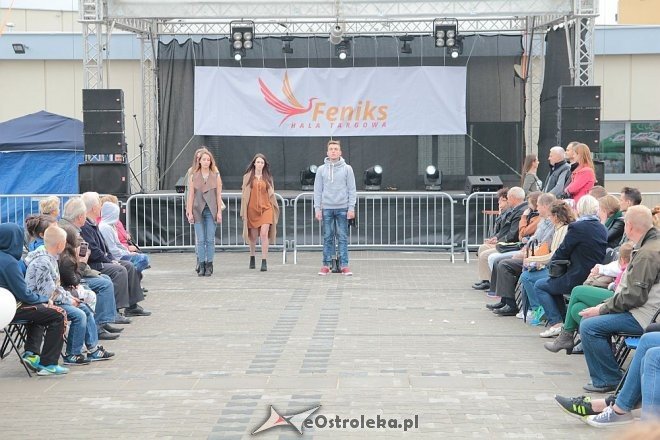 Pokaz mody na otwarciu Hali Targowej Kurpiowskiego Centrum Handlowo-Usługowego w Ostrołęce [26.09.2015] - zdjęcie #63 - eOstroleka.pl