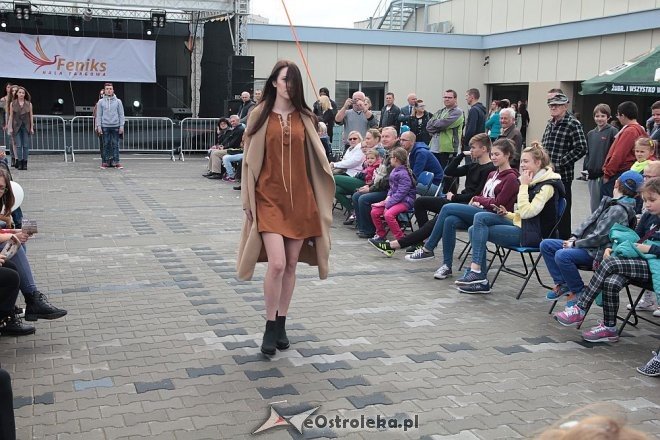 Pokaz mody na otwarciu Hali Targowej Kurpiowskiego Centrum Handlowo-Usługowego w Ostrołęce [26.09.2015] - zdjęcie #61 - eOstroleka.pl