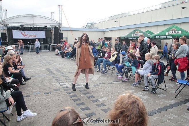 Pokaz mody na otwarciu Hali Targowej Kurpiowskiego Centrum Handlowo-Usługowego w Ostrołęce [26.09.2015] - zdjęcie #60 - eOstroleka.pl