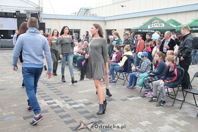 Pokaz mody na otwarciu Hali Targowej Kurpiowskiego Centrum Handlowo-Usługowego w Ostrołęce [26.09.2015] - zdjęcie #58 - eOstroleka.pl