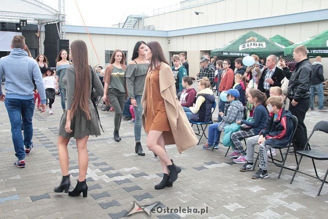 Pokaz mody na otwarciu Hali Targowej Kurpiowskiego Centrum Handlowo-Usługowego w Ostrołęce [26.09.2015] - zdjęcie #57 - eOstroleka.pl