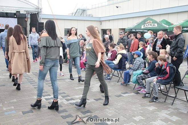 Pokaz mody na otwarciu Hali Targowej Kurpiowskiego Centrum Handlowo-Usługowego w Ostrołęce [26.09.2015] - zdjęcie #55 - eOstroleka.pl