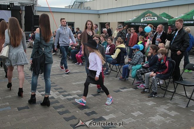 Pokaz mody na otwarciu Hali Targowej Kurpiowskiego Centrum Handlowo-Usługowego w Ostrołęce [26.09.2015] - zdjęcie #52 - eOstroleka.pl