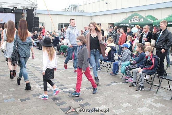 Pokaz mody na otwarciu Hali Targowej Kurpiowskiego Centrum Handlowo-Usługowego w Ostrołęce [26.09.2015] - zdjęcie #51 - eOstroleka.pl