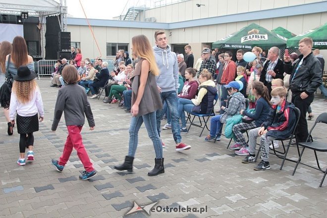 Pokaz mody na otwarciu Hali Targowej Kurpiowskiego Centrum Handlowo-Usługowego w Ostrołęce [26.09.2015] - zdjęcie #50 - eOstroleka.pl