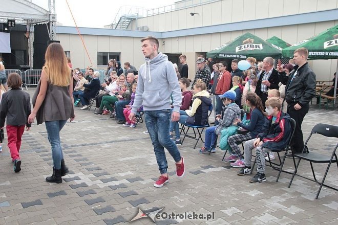 Pokaz mody na otwarciu Hali Targowej Kurpiowskiego Centrum Handlowo-Usługowego w Ostrołęce [26.09.2015] - zdjęcie #49 - eOstroleka.pl