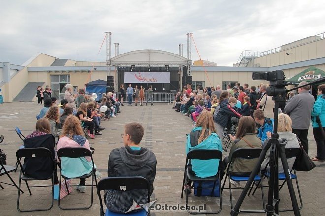 Pokaz mody na otwarciu Hali Targowej Kurpiowskiego Centrum Handlowo-Usługowego w Ostrołęce [26.09.2015] - zdjęcie #46 - eOstroleka.pl