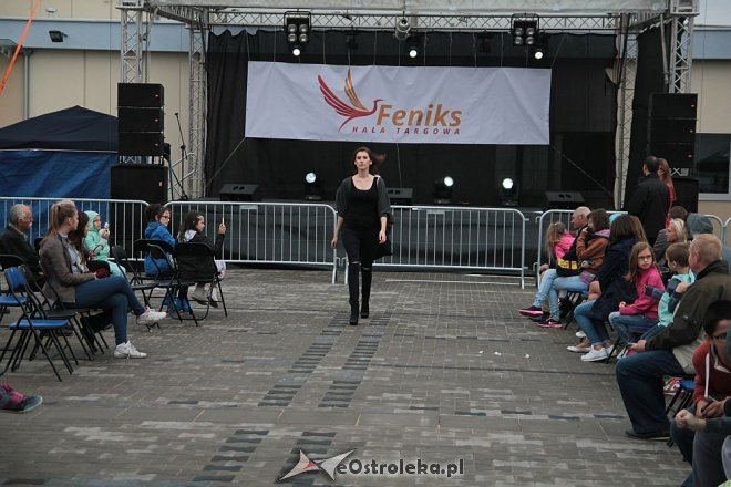 Pokaz mody na otwarciu Hali Targowej Kurpiowskiego Centrum Handlowo-Usługowego w Ostrołęce [26.09.2015] - zdjęcie #44 - eOstroleka.pl