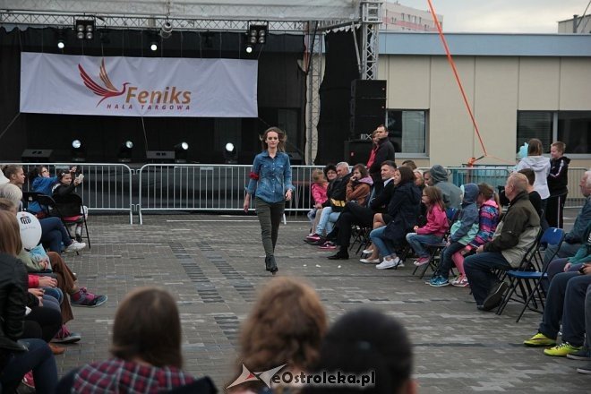 Pokaz mody na otwarciu Hali Targowej Kurpiowskiego Centrum Handlowo-Usługowego w Ostrołęce [26.09.2015] - zdjęcie #43 - eOstroleka.pl
