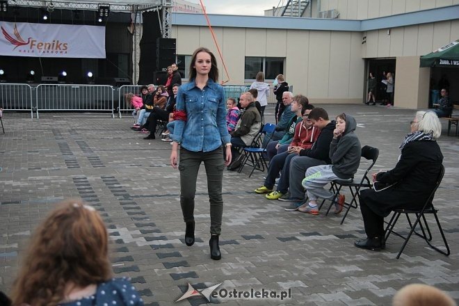 Pokaz mody na otwarciu Hali Targowej Kurpiowskiego Centrum Handlowo-Usługowego w Ostrołęce [26.09.2015] - zdjęcie #41 - eOstroleka.pl
