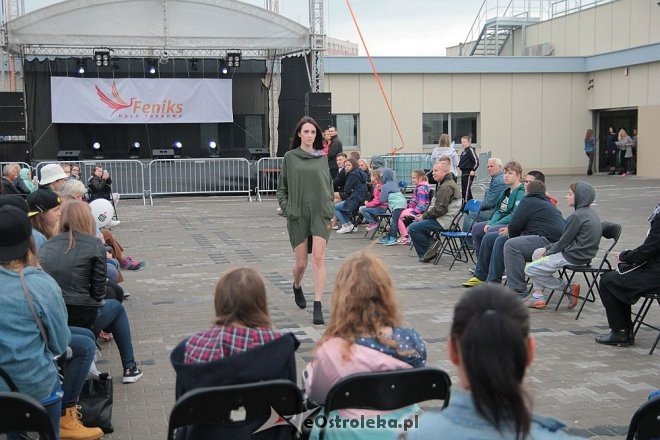 Pokaz mody na otwarciu Hali Targowej Kurpiowskiego Centrum Handlowo-Usługowego w Ostrołęce [26.09.2015] - zdjęcie #40 - eOstroleka.pl
