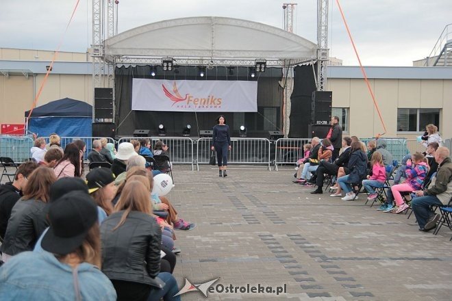 Pokaz mody na otwarciu Hali Targowej Kurpiowskiego Centrum Handlowo-Usługowego w Ostrołęce [26.09.2015] - zdjęcie #39 - eOstroleka.pl