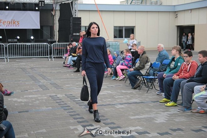 Pokaz mody na otwarciu Hali Targowej Kurpiowskiego Centrum Handlowo-Usługowego w Ostrołęce [26.09.2015] - zdjęcie #38 - eOstroleka.pl