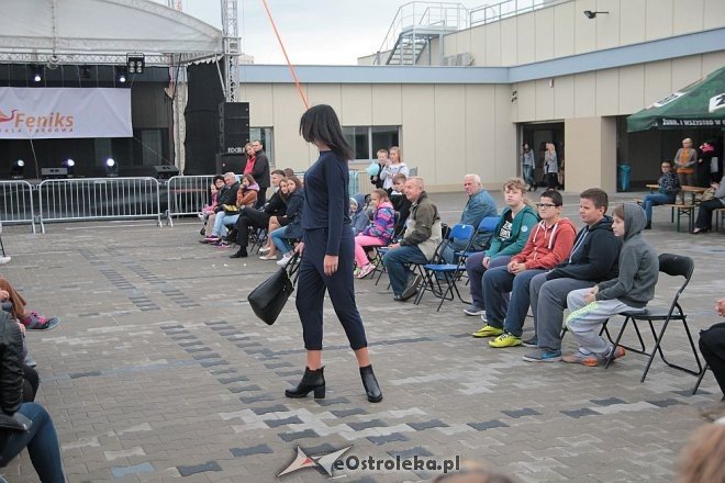 Pokaz mody na otwarciu Hali Targowej Kurpiowskiego Centrum Handlowo-Usługowego w Ostrołęce [26.09.2015] - zdjęcie #37 - eOstroleka.pl