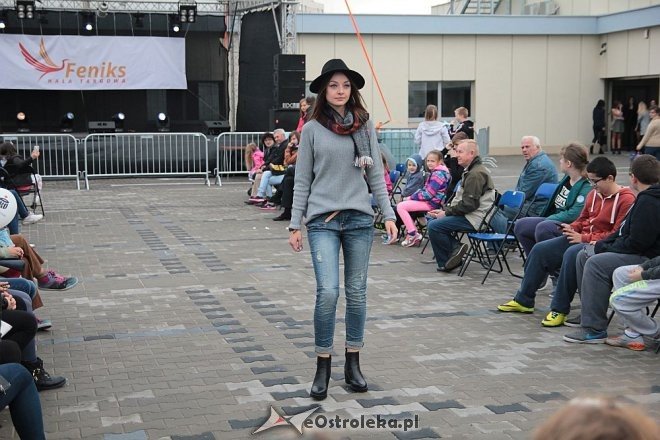 Pokaz mody na otwarciu Hali Targowej Kurpiowskiego Centrum Handlowo-Usługowego w Ostrołęce [26.09.2015] - zdjęcie #35 - eOstroleka.pl