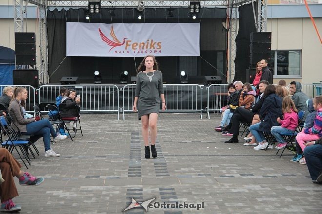 Pokaz mody na otwarciu Hali Targowej Kurpiowskiego Centrum Handlowo-Usługowego w Ostrołęce [26.09.2015] - zdjęcie #32 - eOstroleka.pl