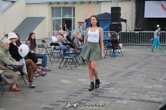 Pokaz mody na otwarciu Hali Targowej Kurpiowskiego Centrum Handlowo-Usługowego w Ostrołęce [26.09.2015] - zdjęcie #30 - eOstroleka.pl